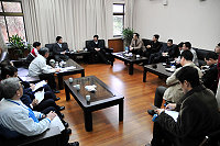 　對岸連江縣副縣長林榕森此次率多位海關、邊防單位官員來馬交流，縣府也特別把握難得機會召開海關座談會，一起就如何促進黃岐航線的發展做意見交換。（圖／文：曹重偉）