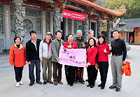 　李小石挑戰揹著媽祖神像攀登聖母峰，馬祖同學們相當振奮，多位同學都到場獻上祝福，圖中前排左起為陳玉嬌、陳天華、林金福、曹常光、林淑珠、李小石、鄭嬌英、鄭鳳華、李金龍。（圖／文：曹重偉）
