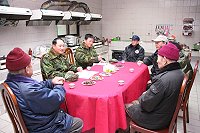 　馬防部指揮官鄭中將帶領防區幹部親往榮民之家探視老榮民，關心榮民們日常生活起居。（圖／文：鄭智元）