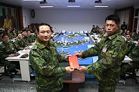　防區指揮官鄭中將頒發團體工作獎金表揚績優及有功單位，肯定連級幹部在後勤工作上之績效。（圖／文：黃俊智）