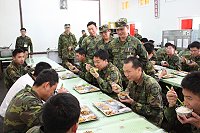 馬防部指揮官視導步兵連天馬營區暨官兵會餐。（圖／文：黃俊智）