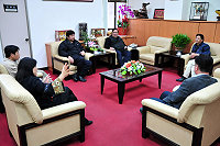 　縣議會第四屆第六次臨時大會進行議案審查，縣長陳雪生與秘書長王忠銘就多項重要提案，與議長陳振清及各議員交換意見並尋求支持。（圖／文：曹重偉）