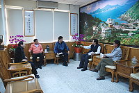 為東引鄉夏季加開交通船一案,東引鄉議員張永江、鄉長馮印樂及鄉代主席林德建拜會縣長陳雪生,尋求縣府支持。(圖 /文:劉秋月)