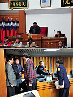 　議長陳振清擊槌宣布縣議會第四屆第六次臨時大會閉會，縣府主管們感謝議員們對提案的支持。（圖／文：曹重偉）