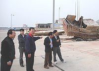 福澳漁港發生沉陷,議員林貽祥會同建設局長王詩乾等人前往會勘。(圖/文:邱竟瑋)