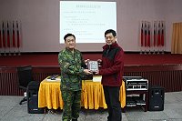 政戰主任陳振國將軍代表防區官兵向國軍北投醫院軍陣精神科主任沙堅白醫師致贈「惠我良多」獎牌,以表達防區官兵對沙醫師的感謝之意。(圖/文:黃俊智)