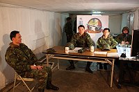 　防區副指揮官陳將軍、砲兵群指揮官孫上校及作戰處處長楊上校，共同指揮砲陣地，期盼火砲射擊任務能夠圓滿達成。（圖／文：鄭智元）
