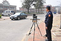 　北竿警察所在&#22338;里村以移動式測速照相器為行車速率把關。（圖／文：陳鵬雄）