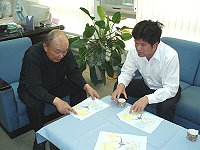 　為推廣馬祖旅遊，響應「老兵回防」，前馬祖防區司令、現任中華民國退伍軍人協會理事長丁之發特別推出「創造外島旅遊風潮、提升觀光旅遊計畫」，並拜會縣府觀光局尋求支持。（圖／文：曹重偉）