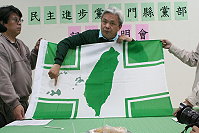 民進黨旗將增金馬澎地圖,陳滄江難掩興奮。(圖:中央社提供)