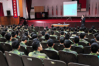 　防堵結核病、軍民一起來！衛生局展開巡迴衛教宣導，邀請台大醫院副教授王鶴健醫師來馬開講「認識肺結核、肺肺保平安」，百餘位軍官聆聽吸收防疫新知。（圖／文：曹重偉）
