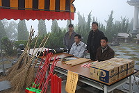 　南竿鄉公所提供清明掃墓用具，歡迎民眾多加利用。 （圖／文：邱竟瑋）