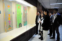　「變身24節氣的玩美女人」創作個展繽紛登場，畫家歐陽柏燕親自擔任解說員向秘書長王忠銘等來賓說明每幅作品的立意及主題。（圖／文：曹重偉）