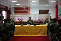 　指揮官鄭中將前往基層連隊視導裝備保養、維保作業等各項後勤整備工作，並要求幹部必須瞭解各項檢查重點、評分標準、正確保養及操作程序，有效提升裝備保養執行成效。（圖／文：黃俊智）