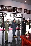 　日前馬防部舉辦春祭大典追悼烈士英靈，指揮官鄭中將及連江縣縣長陳雪生擔任主祭，並率領官兵及縣府代表與祭，過程莊嚴隆重，表達對先賢先烈的無限追思。（圖／文：黃俊智）