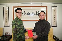 　馬防部指揮官鄭中將頒發獎金，肯定二兵陳彥廷榮膺98年青年獎章，並期許該員繼續「為國爭光」。（圖／文：鄭智元）