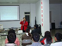 　以五行養生概念出發，中醫師許中嚴讓民眾了解如何配合四季時令做好自我養生。（圖／文：林冰芳）