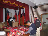 莒光威武陳元帥尋根之旅,工作人員忙分發服裝及陣頭服飾。(圖/文:陳樂團)