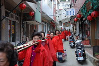 　南竿一戶人家上樑，親友以古禮慶賀。（圖／文：邱竟瑋）