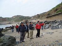 經濟部水利署水利建造物檢查督導組成員現地勘察田澳港海堤工程。(圖/文:陳樂團)