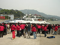 　莒光威武陳元帥進香尋根之旅團抵馬尾港，受到熱烈歡迎及港區熱鬧喧騰。（圖／文：陳樂團）