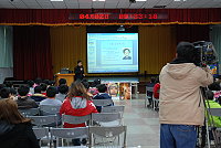 　介壽國中小昨天舉辦「教育部媒體素養教育巡迴講座」，由文化大學新聞系教授親自主講，華視生活雜誌節目還派遣一組攝影文字記者現場採訪。（圖／文：劉秋月）