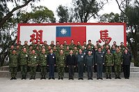 　國防部陳部長蒞臨馬祖指揮部作戰區視導，了解戰備訓練、官兵生活、軍風違紀之情形，並對防區各級幹部做精神講話，會後與防區幹部合影紀念。（圖／文：潘威廷）