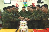 　指揮官鄭中將與三月份壽星代表共同切祝壽糕，並向平日負責食勤任務的伙房官兵頒發工作獎金，感謝平日工作之辛勞。（圖／文：黃俊智）