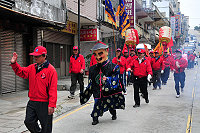 　媽祖文化節系列活動南竿島清道揭序幕，隊伍以步行方式走遍各村落，受到信眾熱情招呼，到介壽時兩廟保長公還演出相見歡逗趣好戲。（圖／文：曹重偉）