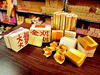 「馬祖金」每張都有大片金箔、銀箔(右),桃園當地業務員愛用,用來酬神夠誠意,圖左為傳統台灣金紙。(圖:轉載聯合晚報)