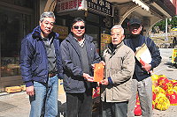 馬祖境天后宮回饋鄉親,以今年「光明燈」及「太歲燈」收入,前往村中問候老人家並發放慰問金。(圖/文:曹重偉)