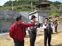 營建署副主任陳政漢等一行抵達莒光鄉,審修汙水下水道計畫及第一期汙水MBR生物薄膜處理系統現場勘驗。(圖/文:陳樂團)