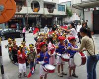 塘岐附幼舉辦國慶遊行活動,隊伍繞行塘岐社區,吸引目光。(圖/文:陳鵬雄)