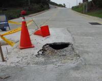 　板里主幹道海纜登陸點附近路段因回填不實造成下陷。（圖／文：陳鵬雄）