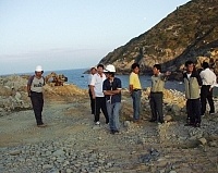 北竿、民代村長就航站工程採土區可能對景觀、安全產生的疑慮，進行現地會勘。（圖／文：陳鵬雄）