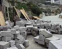 芹壁聚落重建過程中,外表較新的石材運用是否得體,各界看法不同。(圖/文:陳鵬雄)