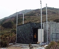 遠傳及和信電信公司在芹壁附近不太顯眼坡地上架設基地台,提供通訊服務。(圖/文:陳鵬雄)