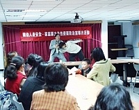 婦女會在北竿舉辦家暴防治宣導,楊文龍現場示範防身術。(圖/文:陳鵬雄)
