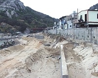塘岐沙灘景觀防波堤施工中,完成後,上方住宅更有安全感。(圖/文:陳鵬雄)