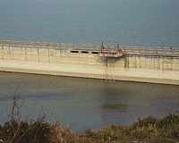 即使久旱不雨,板里水庫因海淡廠供應大部份自來水,水庫水位下降緩慢。(圖/文:陳鵬雄)