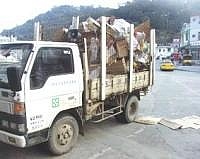 「資源回收車」因民眾公德心不足,變成「半個垃圾車」。(圖/文:曹重偉)