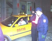 莒光警察所員警深夜實施交通臨檢維護交通安全。(圖/文:陳樂團)
