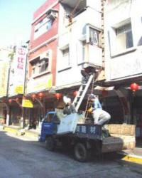 馬港商店街再造工程進行老舊招牌及廣告燈拆除工作。(圖/文:曹重偉)