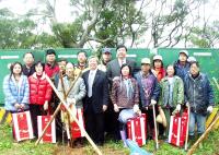 縣長陳雪生、立委曹原彰昨日慰勉在第一線進行植栽的工作人員,感謝他們連日來的貢獻與辛勞。(圖/文:曹重偉)