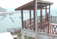東引七棟住宅附近新建的觀景涼亭,其位置可以盡覽中柱港海景及聚落的風貌。(圖/文:陳其敏)
