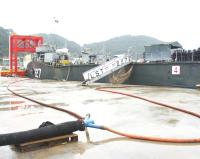 海軍運補艦昨天再度運水一千噸來馬。（圖／文：邱桂惠）