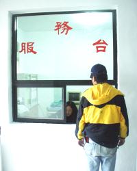 南竿鄉公所新成立民眾服務台,專門為前往洽公的鄉親解決疑問。(圖/文:曹重偉)