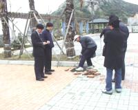 馬祖檢調單位及政風室勘驗北竿上村及塘岐停車場工程品質。(圖/文:陳鵬雄)