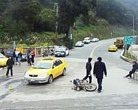 　南竿酒廠前圓環發生車禍，計程車與機車擦撞，警方立即派員處理。（圖／文：曹重偉）