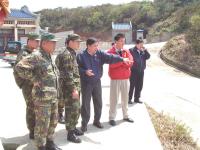 東引軍民就墓園的景觀整理工作,進行踏勘並確立工作內容。(圖/文:陳其敏)